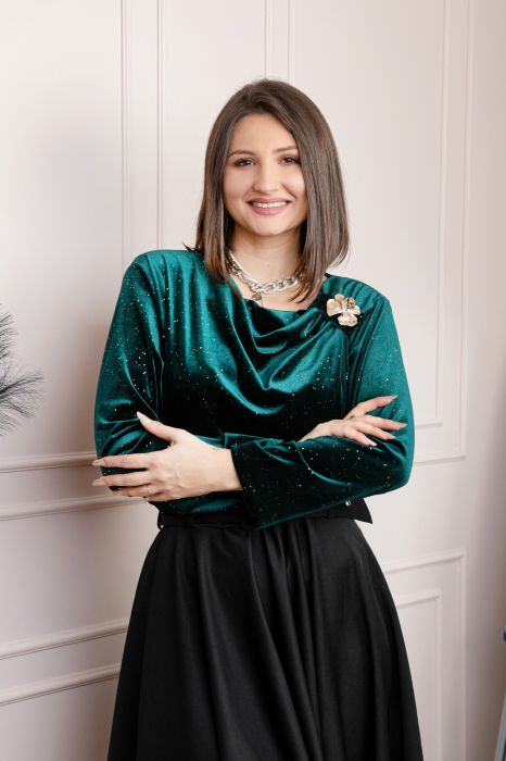 Bluza eleganta din catifea Noelle cu brosa aurie si decolteu lejer - Verde [3]