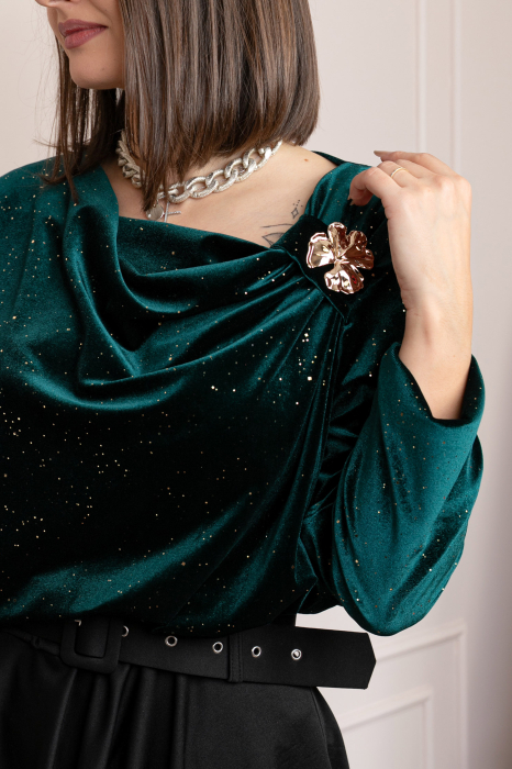 Bluza eleganta din catifea Noelle cu brosa aurie si decolteu lejer - Verde [2]