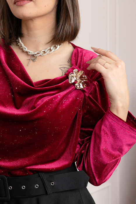 Bluza eleganta din catifea Noelle cu brosa aurie si decolteu lejer - Visiniu [2]