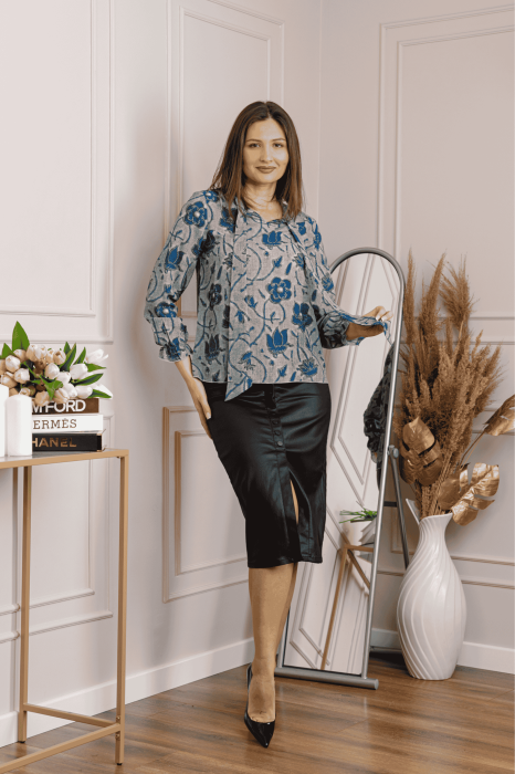 Bluza eleganta Nathalie cu funda la gat si imprimeu albastru pe fond gri [4]