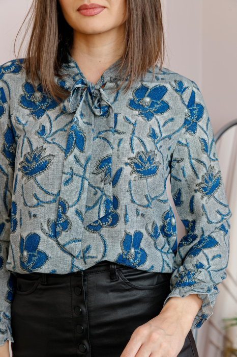 Bluza eleganta Nathalie cu funda la gat si imprimeu albastru pe fond gri [2]