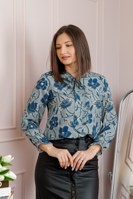 Bluza eleganta Nathalie cu funda la gat si imprimeu albastru pe fond gri [3]