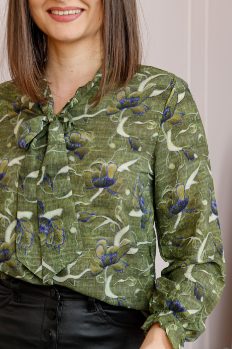 Bluza eleganta Nathalie cu funda la gat si imprimeu verde olive [2]