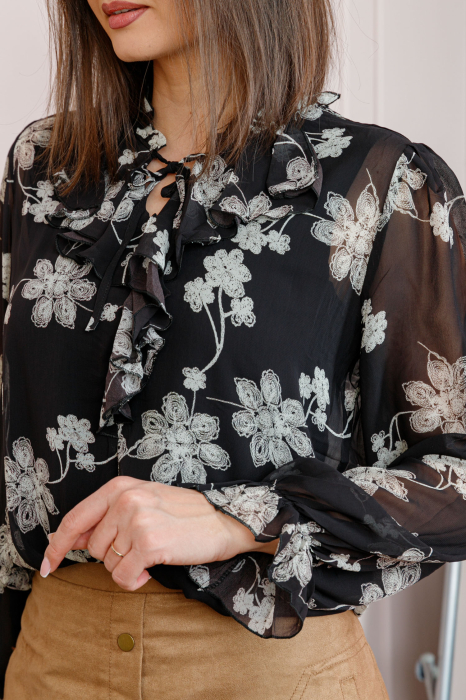 Bluza eleganta neagra Lucienne cu flori albe si jabou [2]