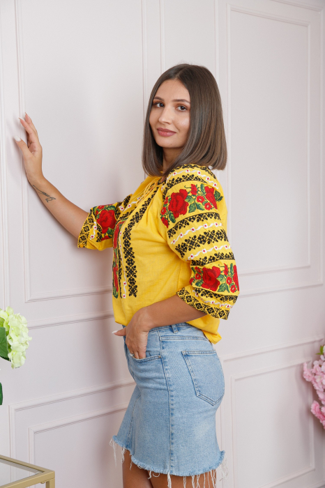 Bluza galbena cu motiv floral rosu Anita [3]