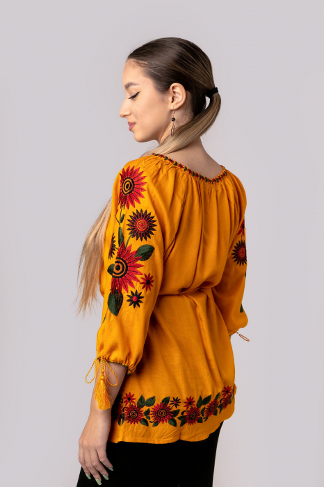 Bluza galbena cu motiv floral rosu Catrinel 02 [3]
