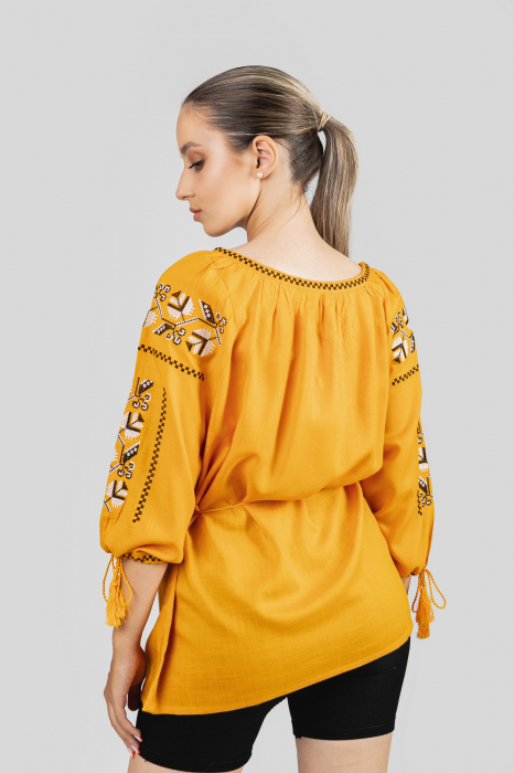 Bluza galbena cu motiv geometric multicolor Ruxandra 02 [3]