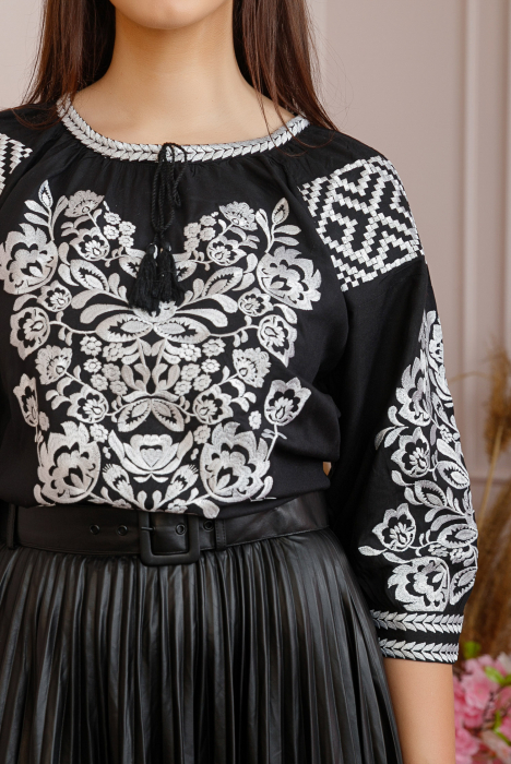 Bluza neagra cu motiv floral alb Antoanela [2]
