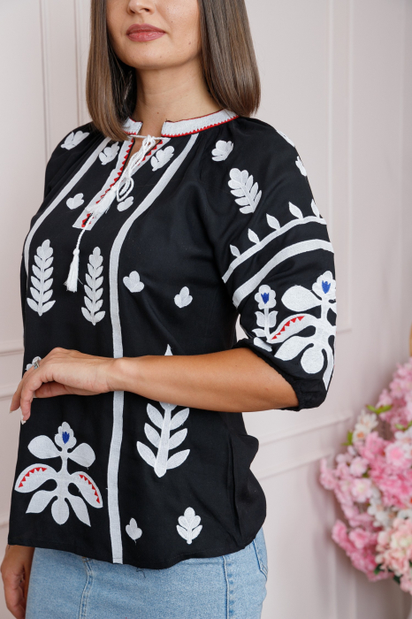 Bluza neagra cu motiv floral alb Estera 02 [2]