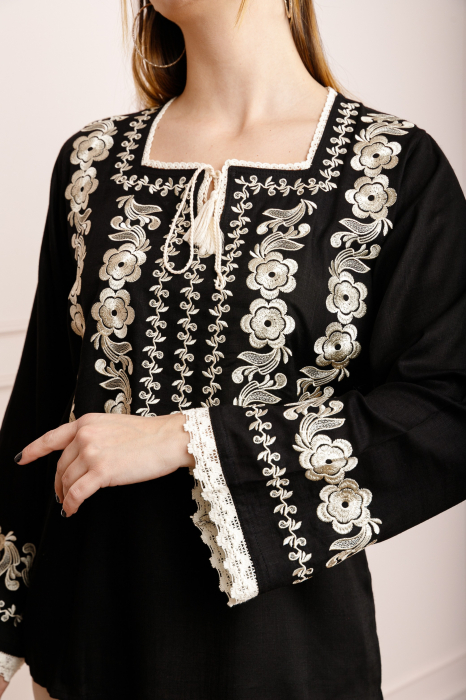 Bluza neagra cu motiv floral auriu Atena [2]