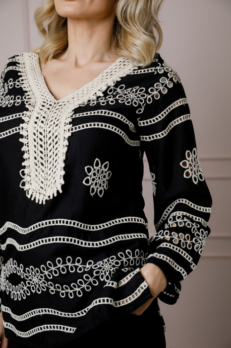 Bluza neagra cu motiv floral crem Alessia 02 [2]