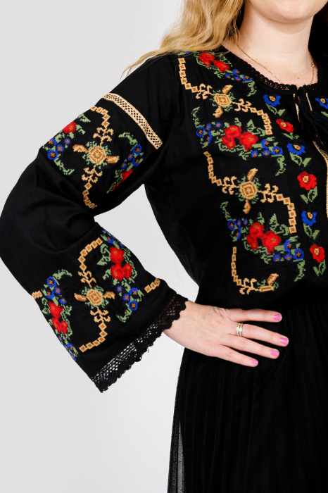 Bluza neagra cu motiv floral multicolor Afrodita 05 [2]