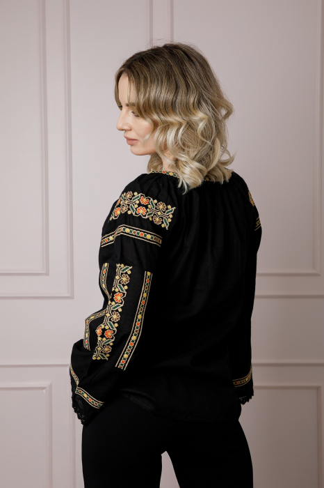 Bluza neagra cu motiv floral multicolor Ariadna [3]