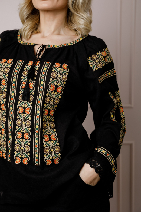 Bluza neagra cu motiv floral multicolor Ariadna [2]