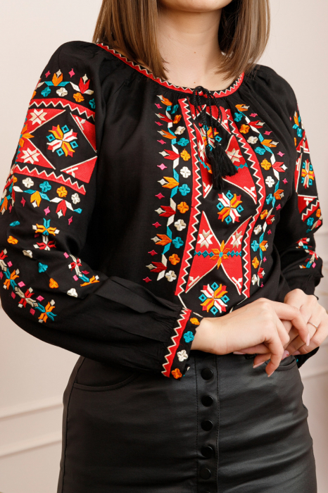 Bluza neagra cu motiv floral multicolor Felicia [2]
