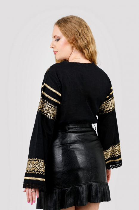 Bluza neagra cu motiv geometric auriu Dora 03 [3]