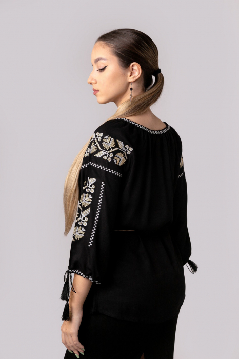 Bluza neagra cu motiv geometric auriu Ruxandra 01 [3]