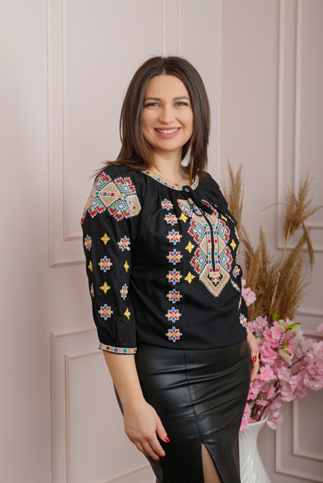 Bluza neagra cu motiv geometric multicolor Iuliana [3]