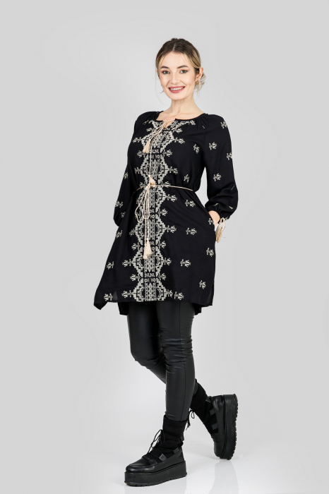 Bluza stil tunica neagra cu motiv geometric auriu Greta [4]
