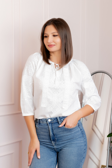 Bluza tip ie alba cu broderie geometrica alba Agata [3]