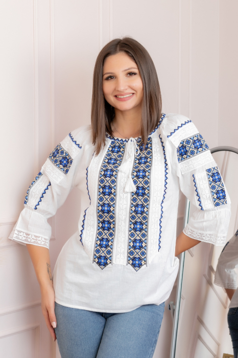 Bluza tip ie alba cu broderie geometrica albastra Irene [3]