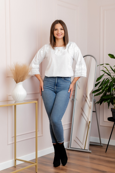 Bluza tip ie alba cu motiv floral alb Angelica [4]