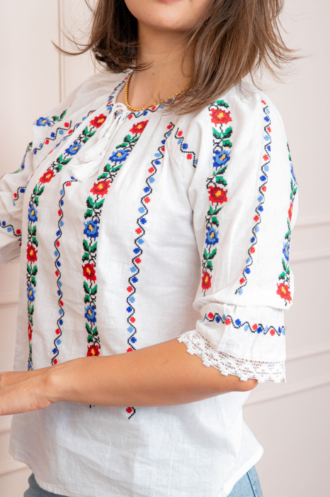 Bluza tip ie alba cu motiv floral multicolor Rozalia [2]