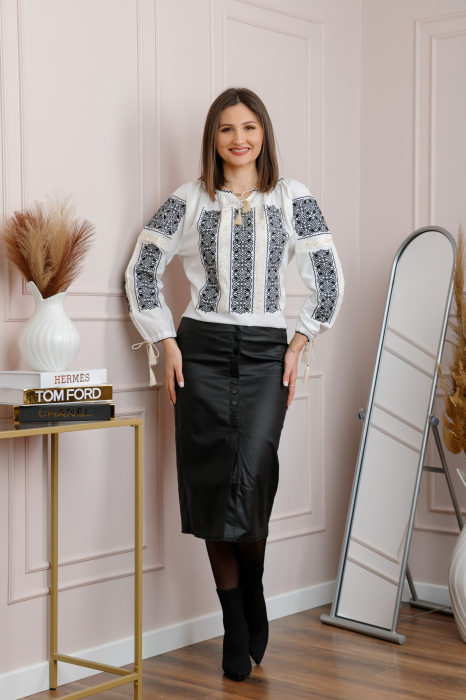 Bluza tip ie alba cu motiv floral negru Ruxandra [4]