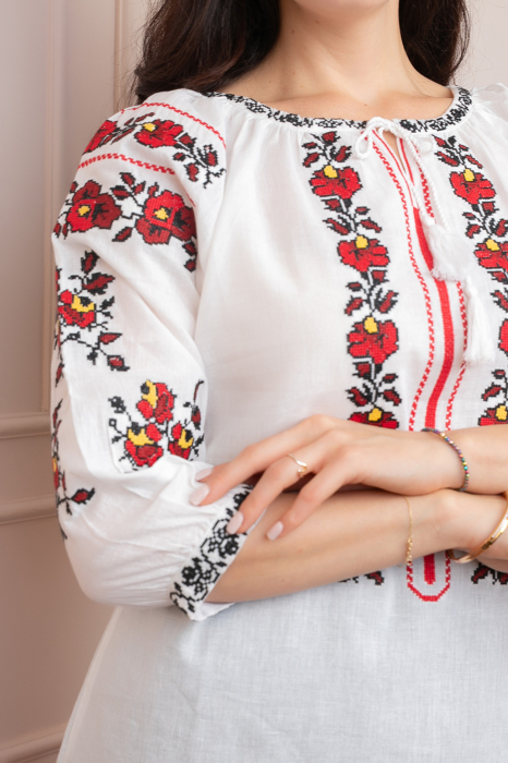 Bluza tip ie alba cu motiv floral rosu Filofteia [2]