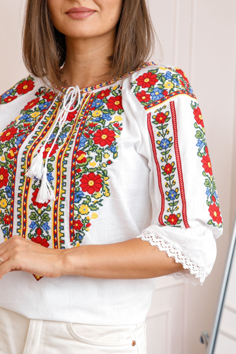Bluza tip ie alba cu motiv floral tricolor Gabriela [2]