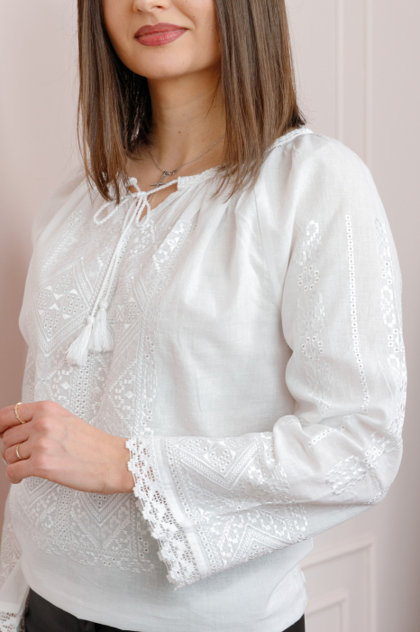 Bluza tip ie alba cu motiv geometric alb Aura [2]