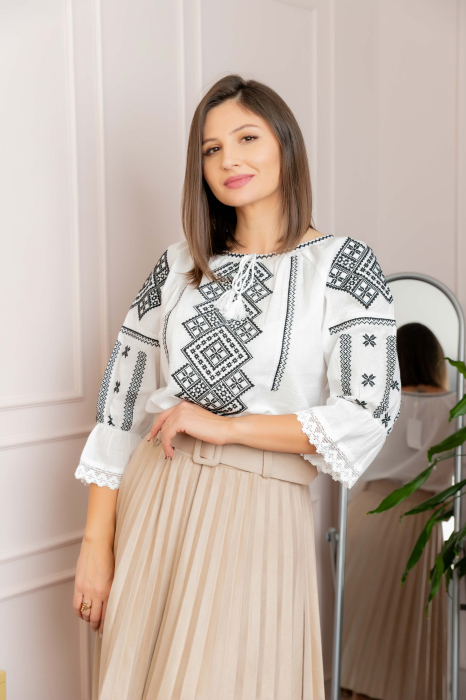 Bluza tip ie alba cu motiv geometric negru Olga [3]