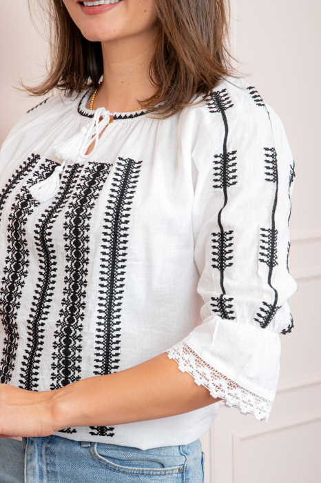 Bluza tip ie alba cu motiv geometric negru Xenia [2]