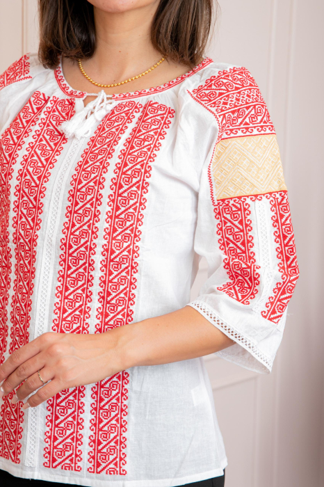 Bluza tip ie alba cu motiv geometric rosu Dora 02 [2]