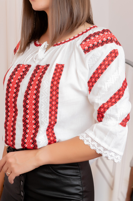 Bluza tip ie alba cu motiv geometric rosu Gloria 02 [2]