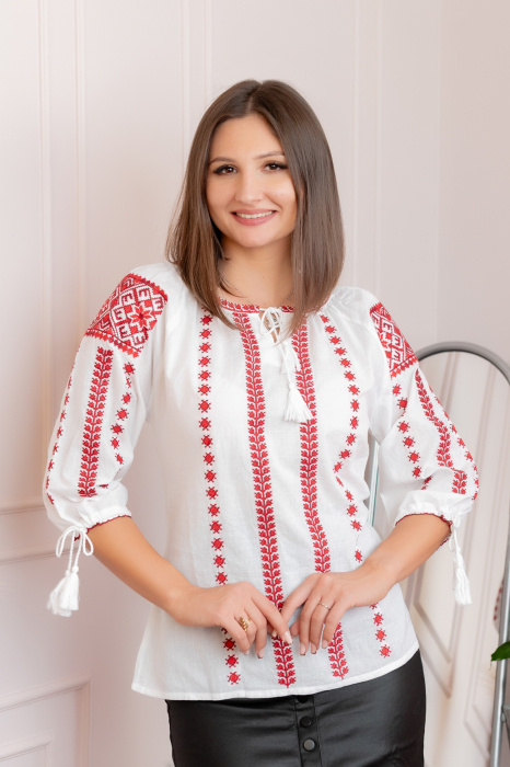 Bluza tip ie alba cu motiv geometric rosu Zamfira 01