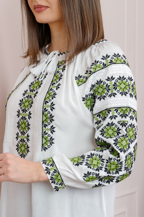 Bluza tip ie alba cu motiv geometric verde deschis Brigita 03 [2]