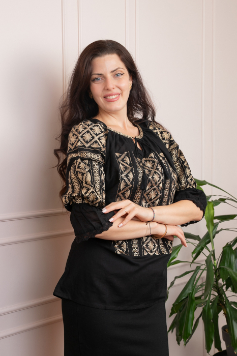 Bluza tip ie neagra cu motiv floral auriu Aurelia 05 [1]