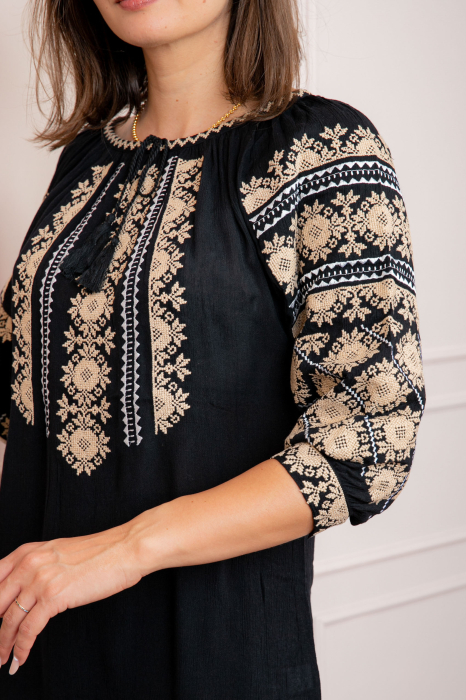 Bluza tip ie neagra cu motiv floral crem Brigita 05 [2]