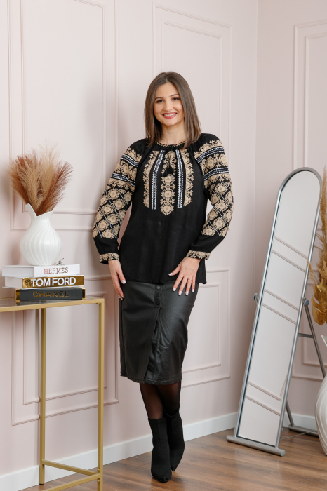 Bluza tip ie neagra cu motiv floral crem Olga [4]