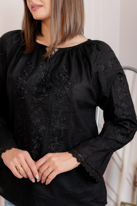 Bluza tip ie neagra cu motiv floral negru Ada 02 [2]
