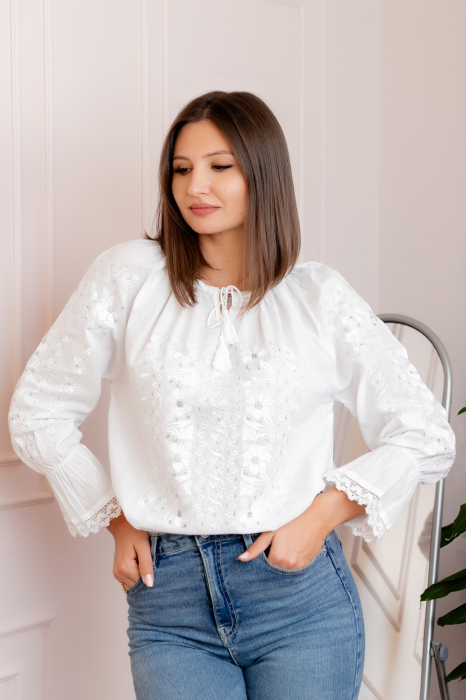 Bluza tip ie traditionala alba cu motiv floral argintiu Angelica 02 [1]