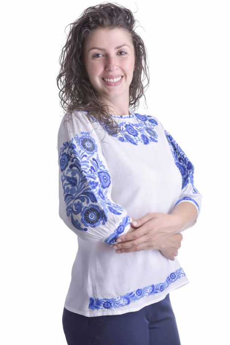 Bluza traditionala alba cu motiv floral albastru Celia [2]