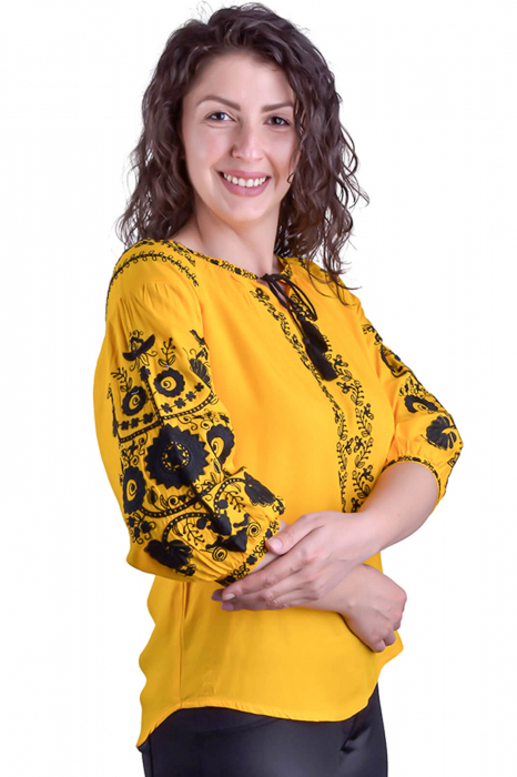 Bluza traditionala galbena cu motiv floral negru Fabiana [2]