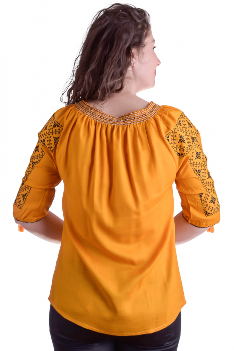 Bluza traditionala galbena cu motiv geometric negru Doris [3]