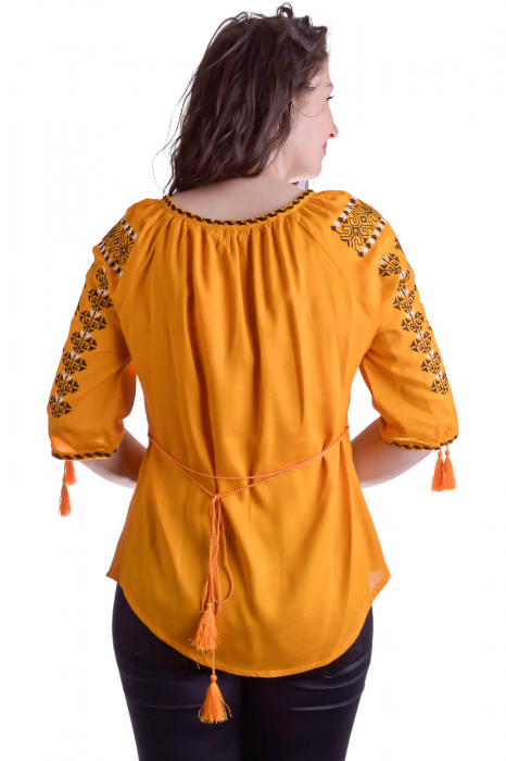 Bluza traditionala galbena cu motiv geometric negru Melissa [3]