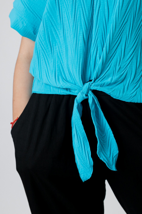 Bluza turcoaz deschis casual cu aspect texturat si nod in talie [2]