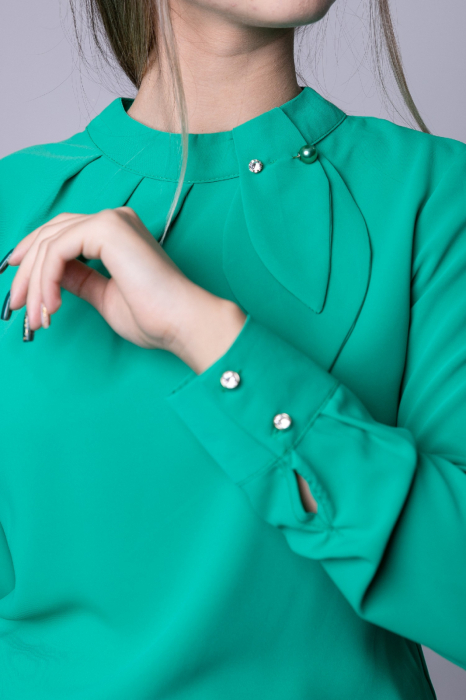 Bluza verde eleganta cu pliuri la bust si aplicatie decorativa [2]