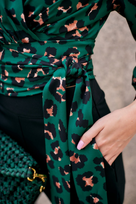 Bluza verde petrecuta cu animal print [2]