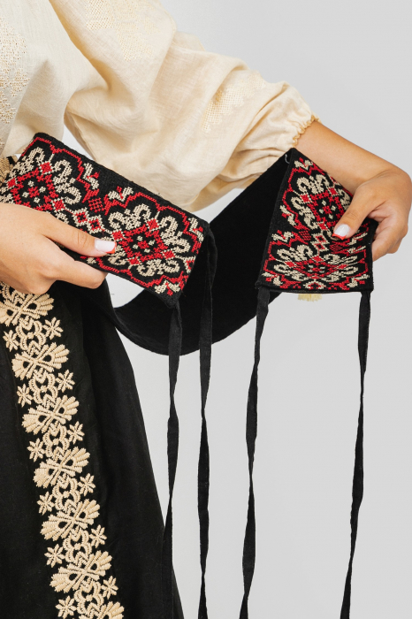 Brau traditional negru cu motiv floral crem Ecaterina [3]